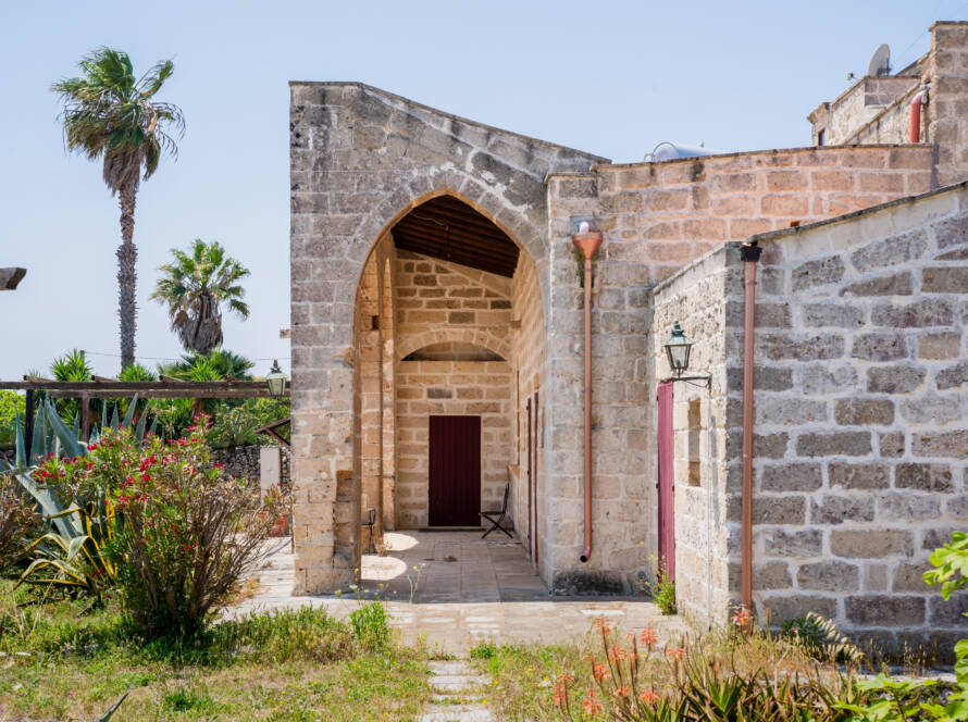 ristrutturazione di pregio di masseria storica in pietra in Puglia